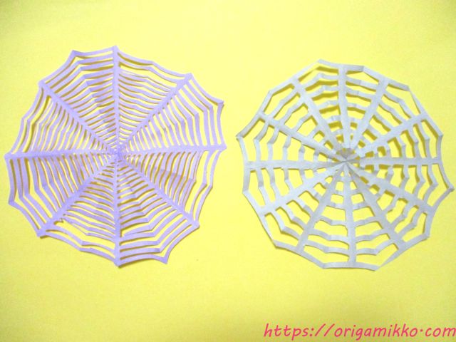 ハロウィン 蜘蛛の巣の切り絵の作り方 折り紙で簡単にリアルな切り紙 幼稚園や保育園の幼児にもオススメ おりがみっこ