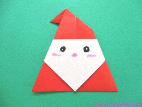 折り紙でサンタのかわいい 簡単な折り方 3歳の幼児でも作れます 一枚でサンタクロースが完成 幼稚園や保育園の幼児の製作にも おりがみっこ