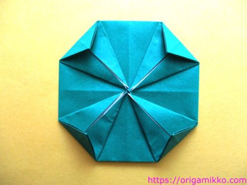 折り紙でこま コマ の作り方 簡単で3枚で出来る折り方 くるくるよく回る花こまの作り方 子供も大喜び 保育の製作にも おりがみっこ