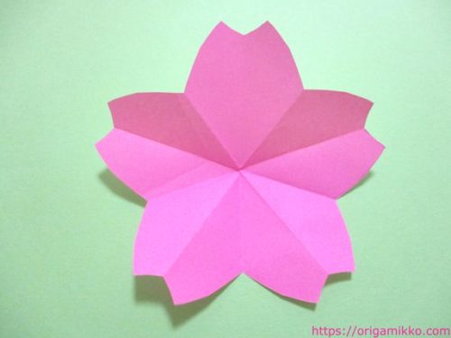桜の折り紙 簡単に子供でも出来る切り方 1枚でかわいいさくらの花びら飾りが完成 3月の手作り製作にも おりがみっこ