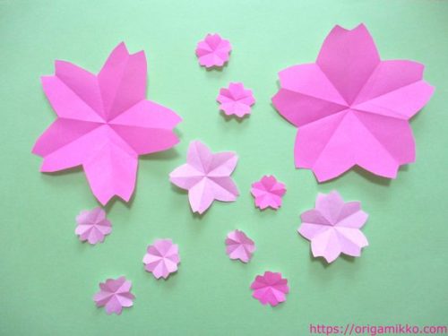 桜の折り紙 簡単に子供でも出来る切り方 1枚でかわいいさくらの花びら飾りが完成 3月の手作り製作にも おりがみっこ