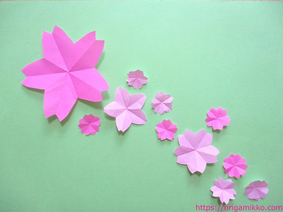 桜の折り紙 切り絵で簡単に平面の花びらの作り方 3月の飾り付けにも