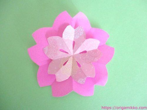 桜の折り紙 切り絵で簡単に1枚で平面のかわいい花びらの作り方 さくらの壁面飾りやメッセージカードにもおすすめ おりがみっこ