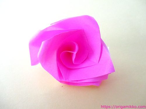 折り紙でローズの折り方 簡単に一枚でかわいい立体の薔薇 バラ の花が子供でも出来る作り方 リアルな花束にもなります おりがみっこ