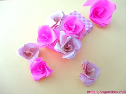 折り紙で薔薇 バラ の立体な折り方 一枚で簡単に子供でもかわいい花が完成 花束にもなります おりがみっこ