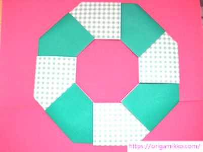 クリスマスリースの折り紙 簡単に幼児でも作れます 8枚でおしゃれな平面のリースが完成 おりがみっこ