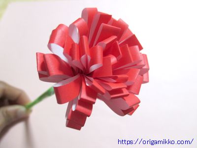 カーネーションの折り紙でハサミで切る簡単な花束の作り方 立体で保育園や幼稚園の子どもの手作り製作に最適です おりがみっこ