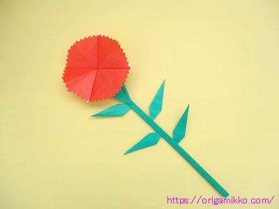 カーネーションの折り紙 簡単に子どもでも平面の可愛い花束の作り方 母の日のプレゼントに幼稚園や保育園の５月保育の製作にも最適です おりがみっこ